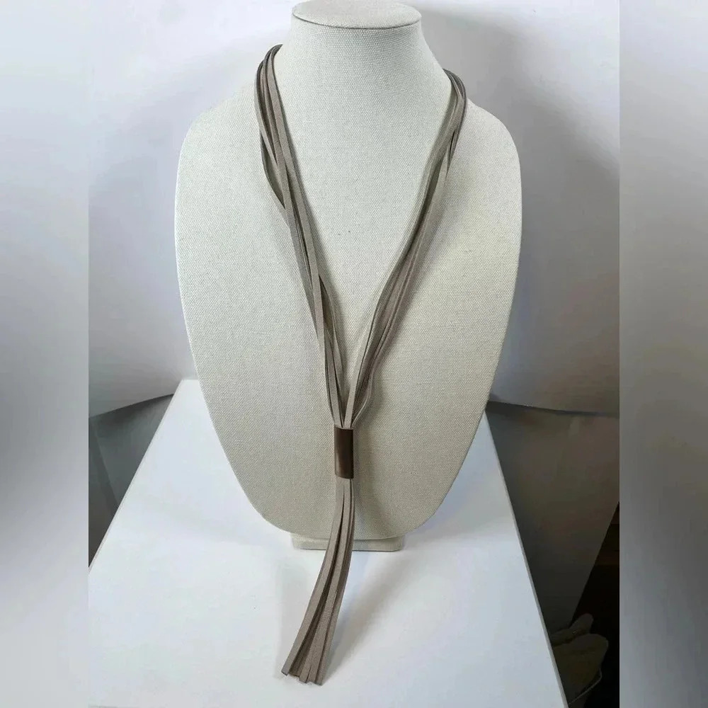 💚 Like new - Grey faux suede lariat style necklace - copper/rose gold coloure